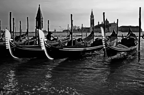 Гондолы Черно Белом Цвете Фоне Острова Сен Героге Венеции Италии — стоковое фото