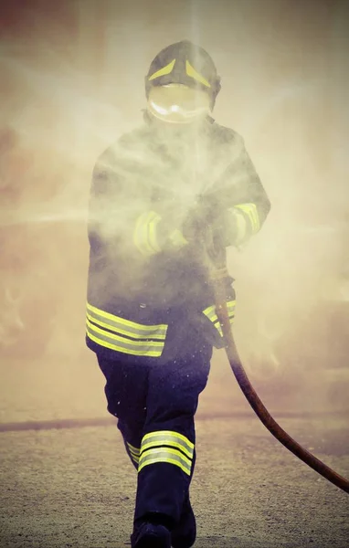 Hasič Během Hašení Požáru Pěnicí Činidlo — Stock fotografie