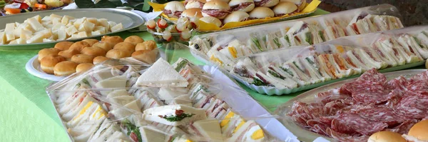 Muchos Sándwiches Con Mayonesa Varias Salsas Embutidos Pasteles Mesa Del —  Fotos de Stock