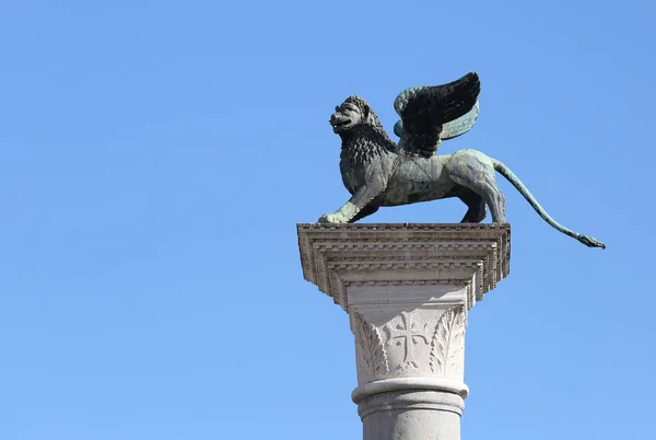 Bevingade Lejon Venedig Italien Med Blå Himmel Backgroung — Stockfoto