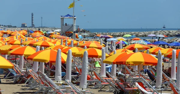卡瓦利诺 Treporti 意大利 2015年7月12日 海滩用雨伞和甲板椅子为晒黑和监视和抢救服务炮塔 — 图库照片