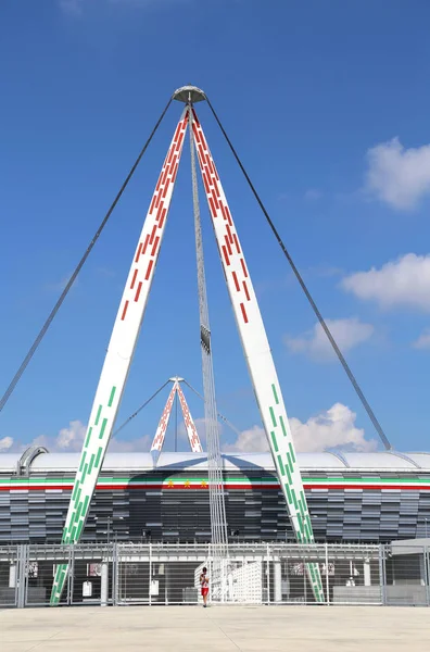 巨大なユヴェントス スタジアムと若い Suppoter のイタリアの国旗の色とトリノ イタリアへ 2015 建築ディテール — ストック写真