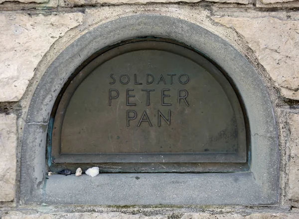 グラッパをマウント テレビ イタリア 2015 納骨堂記念 Monumen に最初の世界大戦の間に死んだ人はピーター パンの兵士の墓で奇妙な腺疫 — ストック写真