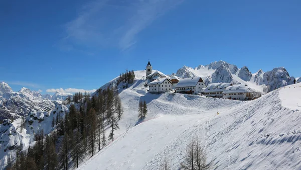 意大利 Lussari 2018年4月1日 古老的保护区与积雪和更多的建筑物的全景视图 — 图库照片