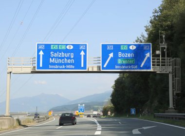 Yol işaretleri ile ilgili yönergeler şehirler ve Avusturya otoyollar üzerindeki İtalyan kenarlık
