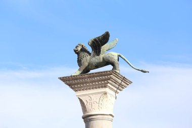 Piazza San Marco bir beyaz mermer sütun üzerine Venedik aslan sembolü kanatlı