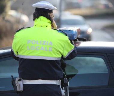 İtalyanca dil yerel polis anlamına gelir polise yerel metinle İtalyan polis cep telefonu acil arama sırasında kullanır.