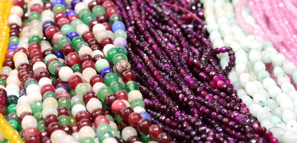 фон из многих ожерелий, сделанных с бусами в магазине
