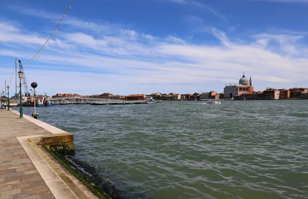 Venetië Italië Het Giudecca Kanaal Drijvende Brug Met Boten Gemaakt — Stockfoto