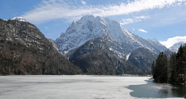 Pequeño Lago Alpino Congelado Norte Italia Cerca Tarvisio Town — Foto de Stock
