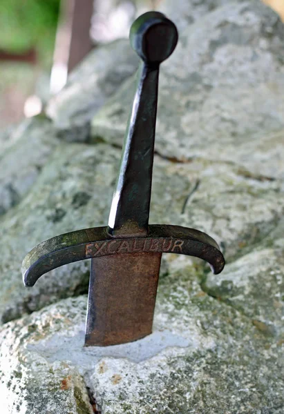 Espada Mágica Antiga Excalibur Pedra Rei Arthur Camelot Village — Fotografia de Stock