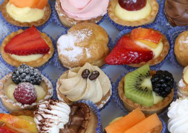 arka plan, meyve ve krema aromalı hamur işleri ünlü bir pastane Satılık