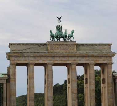Berlin Quadrigası dört at üstünde o ile birlikte Almanya'da büyük Brandenburg Kapısı