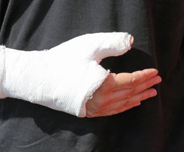 adam elini parmağını kırık kemik neden yaralanma sonra sıvalı