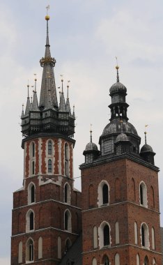 Farklı yüksekliklerde Ortaçağ Santa Maria Kilisesi Polonya kuleleri Krakow'da