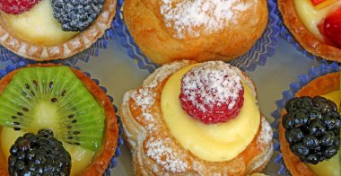 Muhallebi, Olgun meyve, böğürtlen ve kivi ile yapımı esnaf hamur işleri