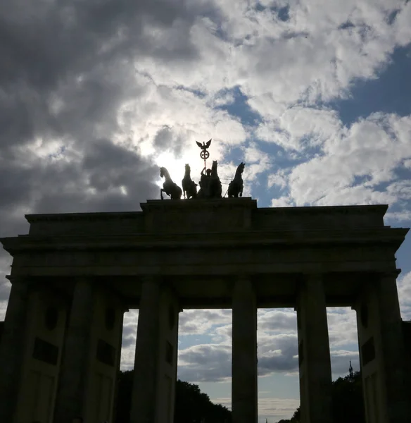 Puerta Brandenburgo Retroiluminada Berlín Alemania Con Silueta Cuatro Caballos Altas —  Fotos de Stock