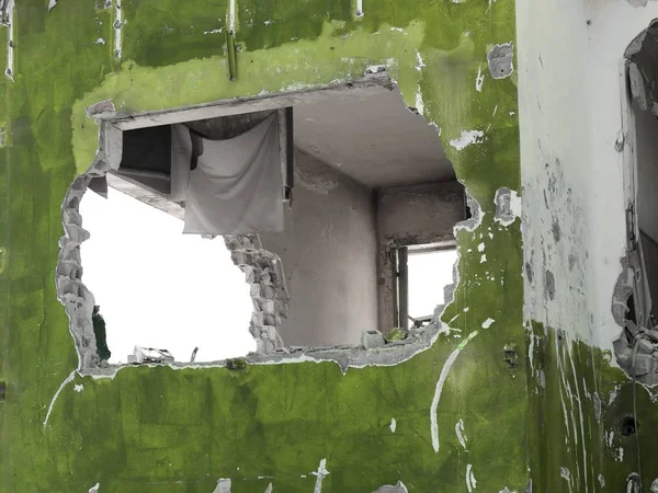 Casa Demolida Verde Roto Con Gran Agujero Pared — Foto de Stock