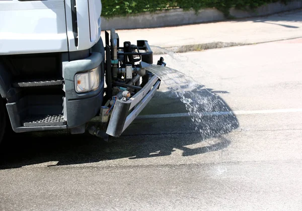 Grote Roadwashing Vrachtwagen Tijdens Het Sproeien Van Water Het Vuile — Stockfoto