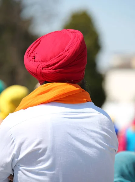 Sikh Man Met Een Fuchsia Tulband Een Oranje Sjaal Tijdens — Stockfoto