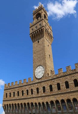 Palazzo Vecchio ve saat kulesi Signoria Meydanı'nda mavi gökyüzü ile Floransa İtalya Old Palace oteli aradım