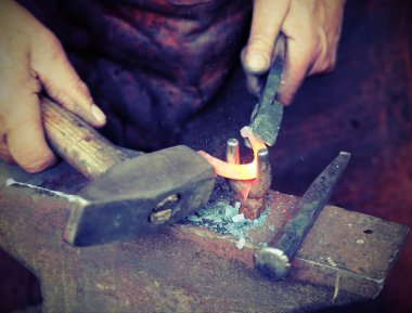 demirci çalışma demir bir çekiç ve örs ile