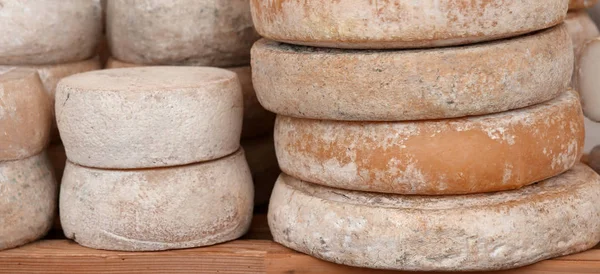Geräucherter Und Gereifter Käse Auf Dem Lokalen Marktstand — Stockfoto