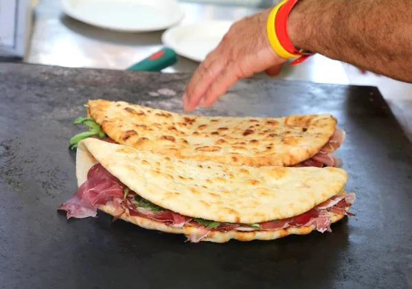 Pane Piatto Chiamato Anche Piadina Italia Nel Chiosco Stand Street — Foto Stock