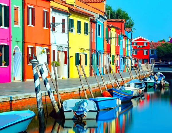 Burano Adası durgunluk ile canlı renkler su için bir fikir vermek amacıyla uzun pozlama tekniği ile fotoğraflandı Venedik yakınındaki