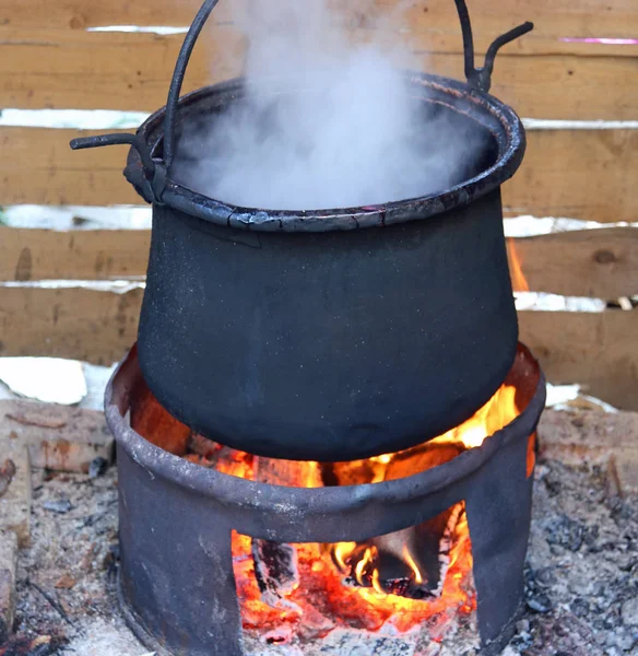 Schwarzer Topf Mit Angezündetem Feuer Und Dichtem Weißen Rauch — Stockfoto