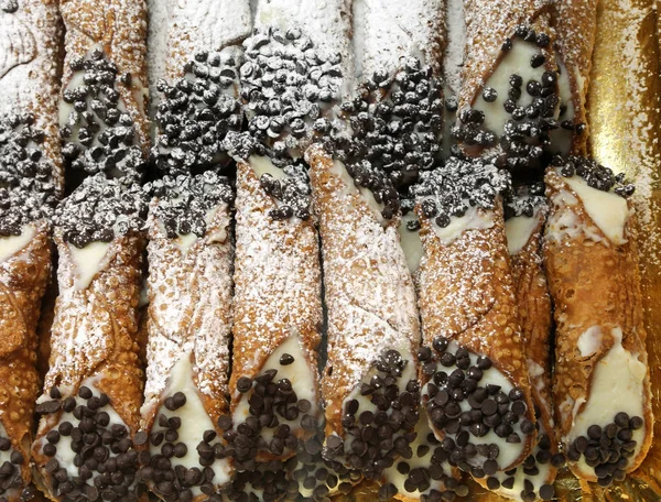 Cannoli ile Sicilya pasta krem ve koyu çikolata parçaları