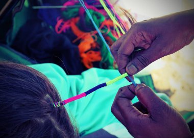 Afrikalı kız vintage etkisi ile yaz aylarında sahilde kızın saçlarında bir kumbara yapmak