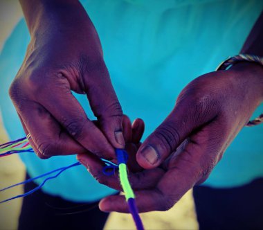 Genç Afrikalı kadın olun bir örgü tel vintage etkisi ile süre