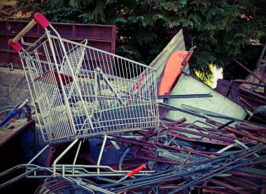 vintage efektle dönüştürülecek malzemenin geri dönüşüm Kutusu'ndaki alışveriş arabası