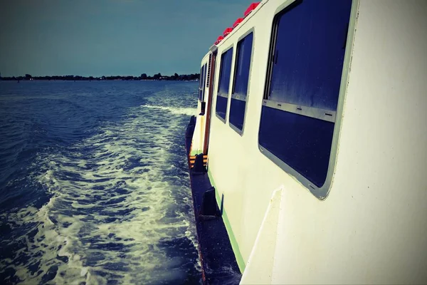 用意大利语汽艇的渡船快速在意大利威尼斯附近的亚得里亚海上使用老式效果 — 图库照片