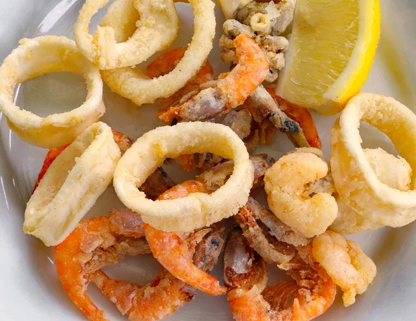 Lezzetli Kızarmış Balık Karides Hızlı Bir Paket Servisi Olan Restoran — Stok fotoğraf