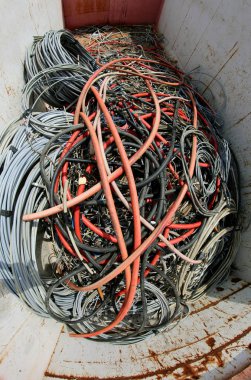 büyük kap içinde kullanılan elektrik telleri yığını