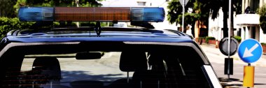 yüksek karşıtlık etkisi ile yolda polis araba sirenler