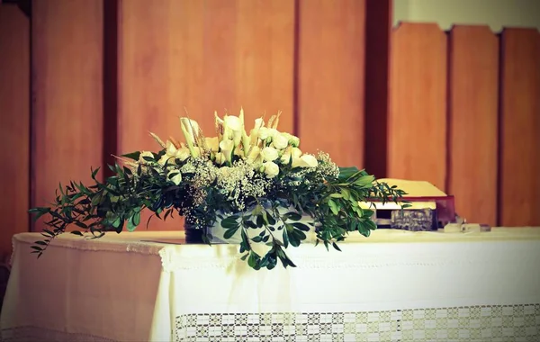 Цветы Горшке Алтаре Церкви Винтажным Эффектом — стоковое фото
