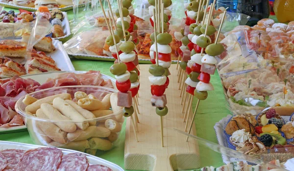 Pinchos Caprese Italianos Con Aceitunas Verdes Mozzarella Tomate Más Alimentos —  Fotos de Stock