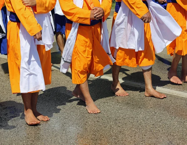 Soldati Sikh Scalzi Indossano Abito Arancione Durante Una Celebrazione Religiosa — Foto Stock