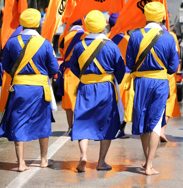 Soldados Sij Uniforme Descalzo Durante Una Celebración Religiosa —  Fotos de Stock