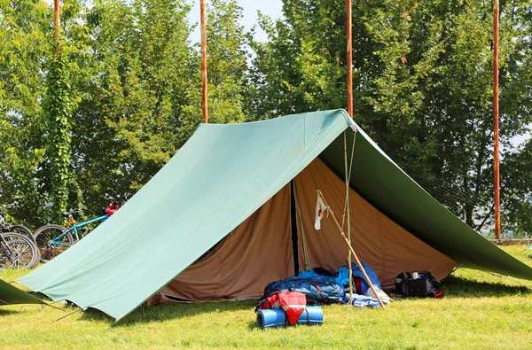 Kleine Groene Scout Tent Een Gazon Met Een Paar Rugzakken — Stockfoto