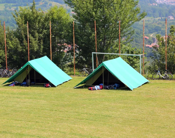 Twee Groene Explorer Tenten Gemonteerd Door Scouts Een Groene Weide — Stockfoto