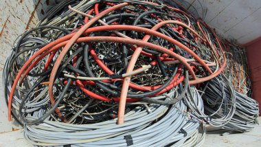 büyük kap içinde terk edilmiş elektrik telleri yığını