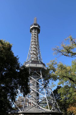 Prag Çek Cumhuriyeti'nde bir ormandaki küçük ölçekli Eyfel Kulesi