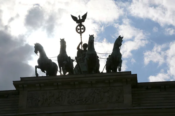 Berlín Alemania Puerta Brandeburgo Retroiluminada Con Las Siluetas Los Caballos —  Fotos de Stock