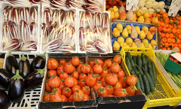 Birçok Kutular Dolu Taze Meyve Sebze Pazarında Satılık — Stok fotoğraf