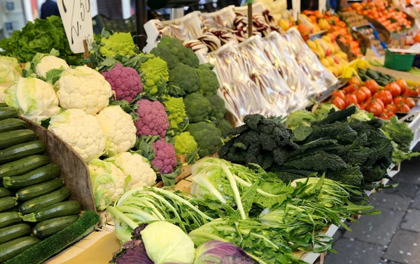 新鮮な果物と野菜路上市場で販売のための多くのボックス — ストック写真