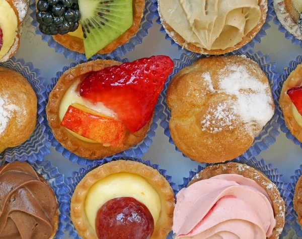 Läckra Bakverk Från Hantverksmässiga Bakelse Garneras Med Frukt Och Jordgubb — Stockfoto